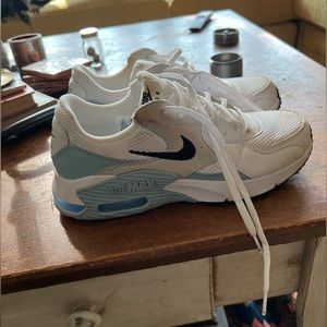 NIKE WOMENS AIR MAX EXCEE SNEAKER - WHITE